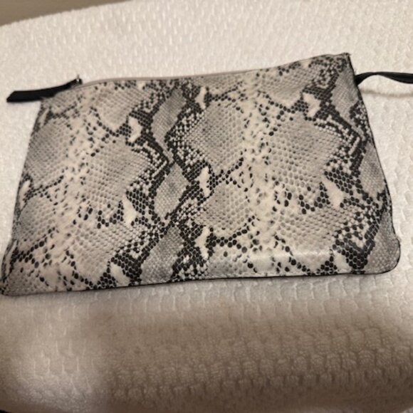 Jessica Simpson Black White Snake Print Pouch Cosmetic Bag Key Clip - Picture 4 of 5